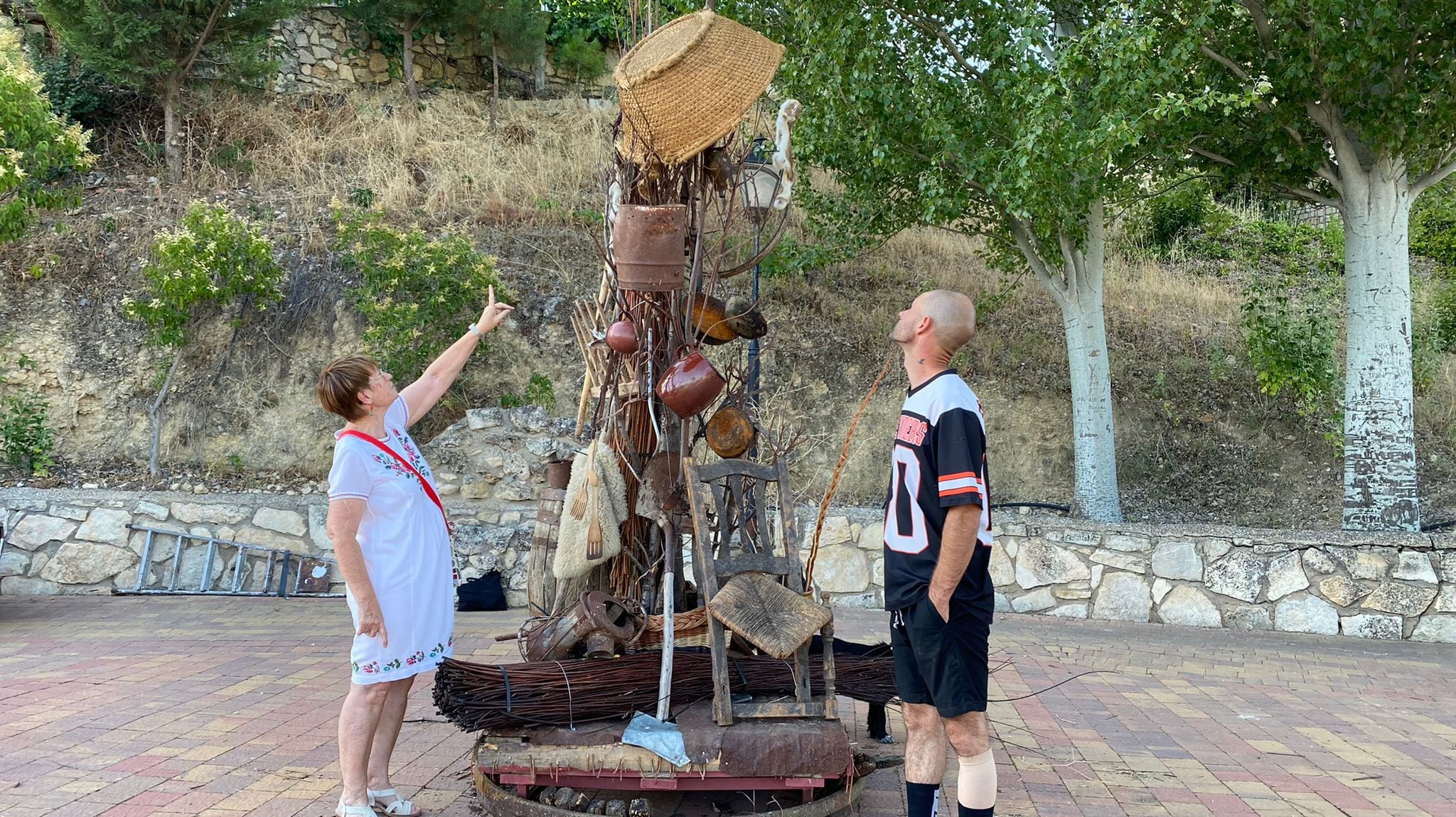 Concha Guadalajara y Andrés Martínez, vecinos de Cañada del Hoyo junto a la escultura &#039;El portal de las Ancestras&#039;.