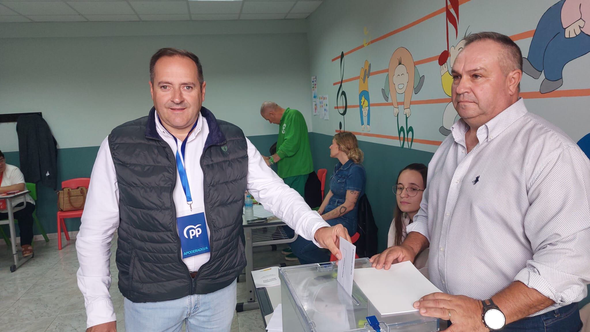 Momento de la votación del candidato del PP, Juan Ruiz