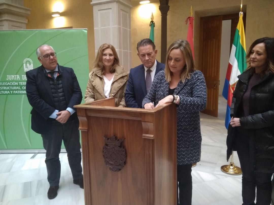 La consejera de Fomento de la Junta de Andalucía, Marifrán Carazo, firma el acta de recepción de la obra del Palacio Municipal, junto al alcalde de Linares, Raúl Caro.