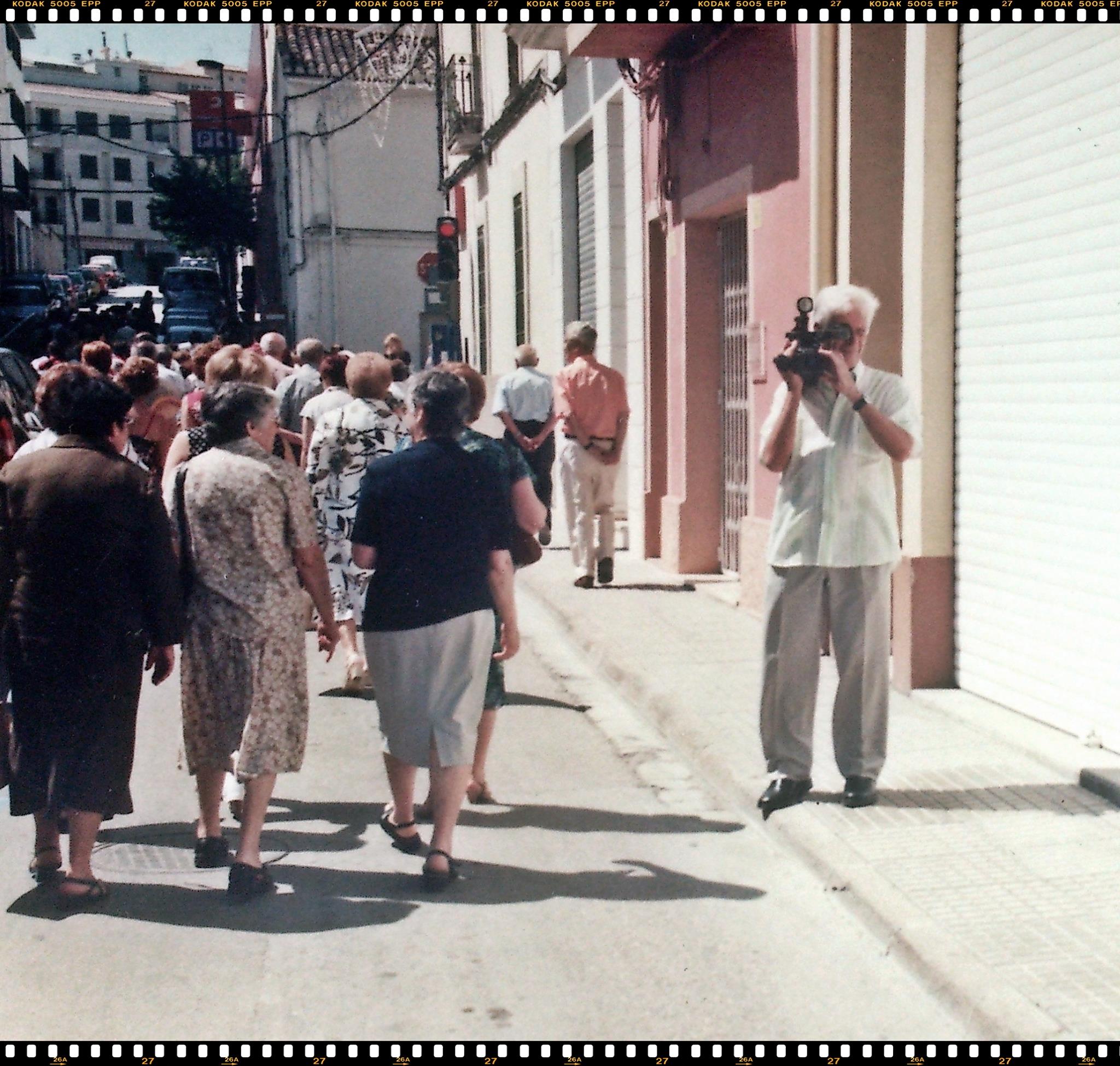 Miguel Giner con su cámara, uno de los vecinos reconocidos. Imagen de archivo