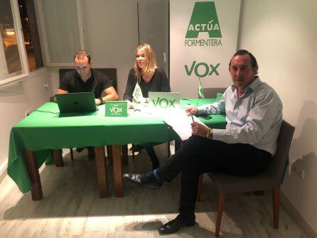 Los representantes de Vox durante la noche electoral