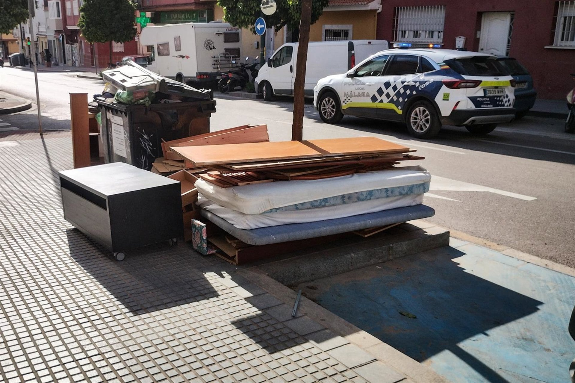 Muebles abandonados en la Alameda de Barceló, en el distrito Centro, el pasado 13 de abri l