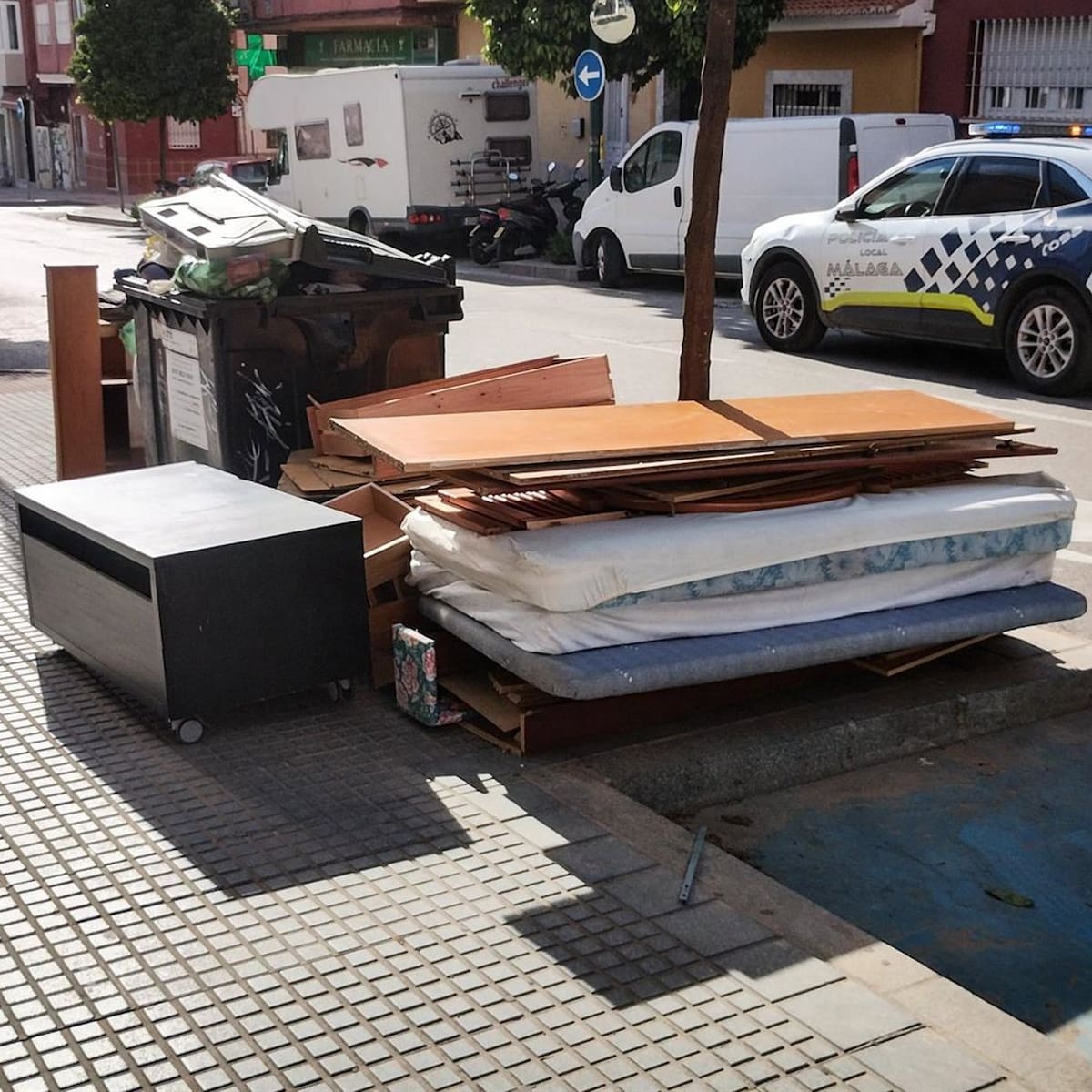Málaga sanciona con 750 euros a 39 vecinos por dejar muebles y electrodomésticos en la calle