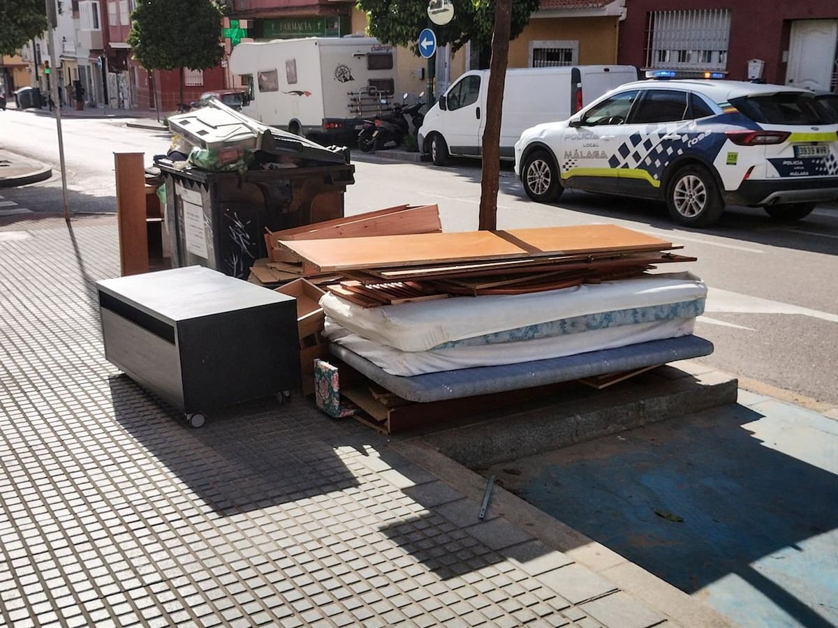 Málaga sanciona con 750 euros a 39 vecinos por dejar muebles y electrodomésticos en la calle