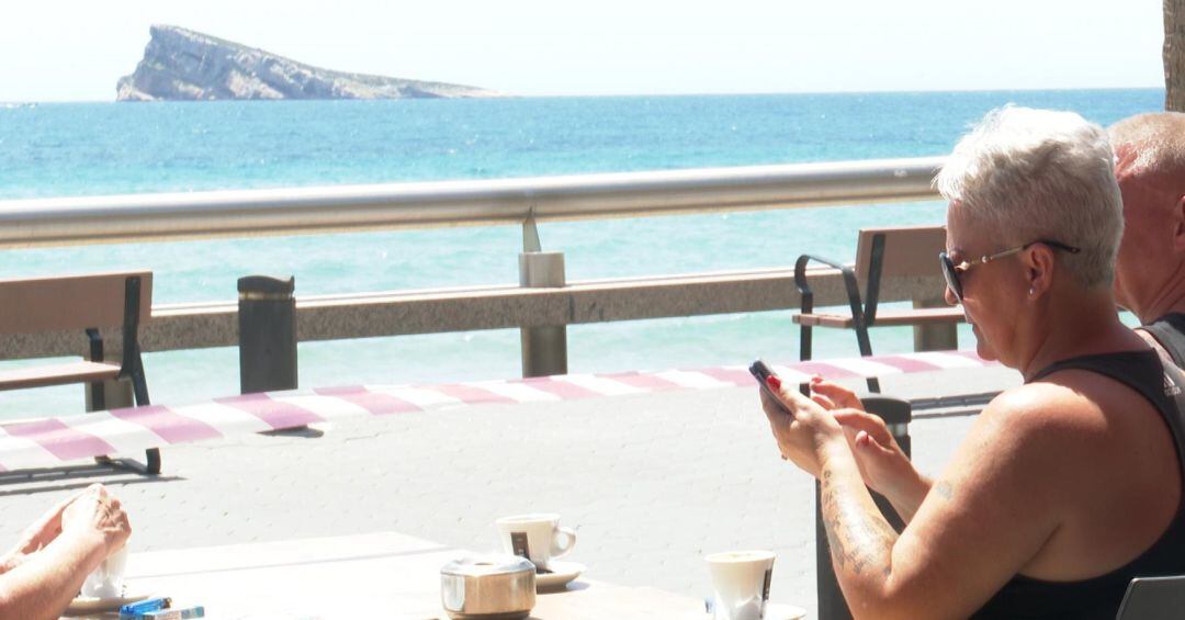 Imagen de una terraza de Benidorm en el momento de su apertura tras los cierres obligados por la pandemia