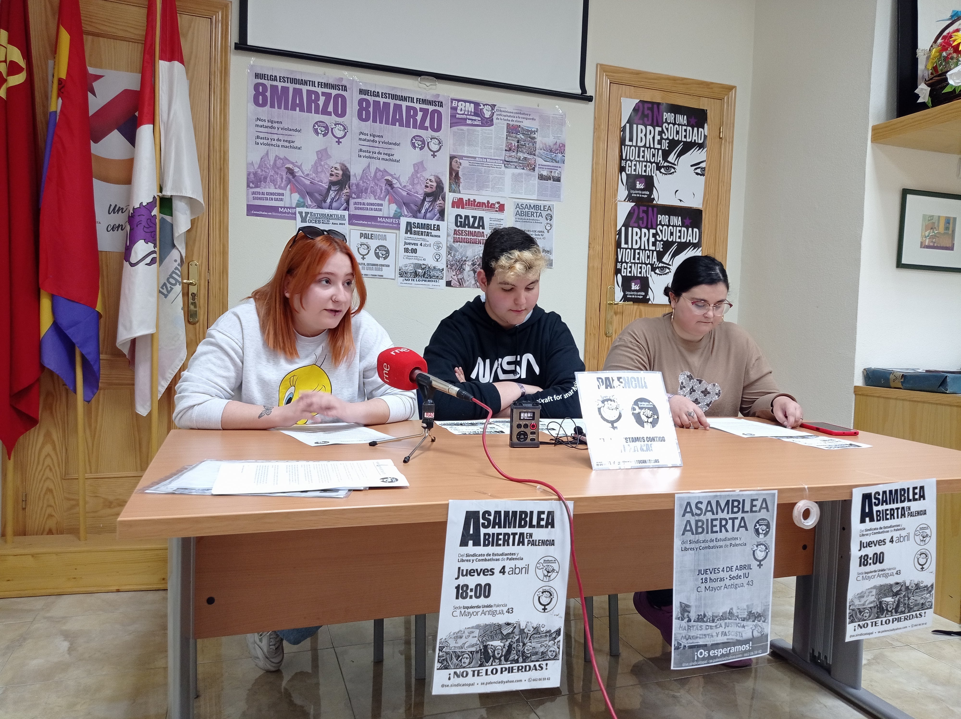 Alba Alonso, Víctor Martínez y Alexia gimeno del Sindicato de Estudiantes de Palencia