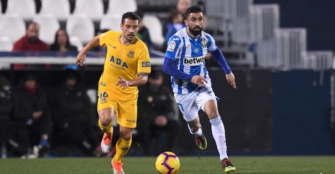 MIchael Santos conduce el balón ante la A.D. Alcorcón en un amistoso el pasado 14 de noviembre, en el último partido que ha jugado esta temporada.