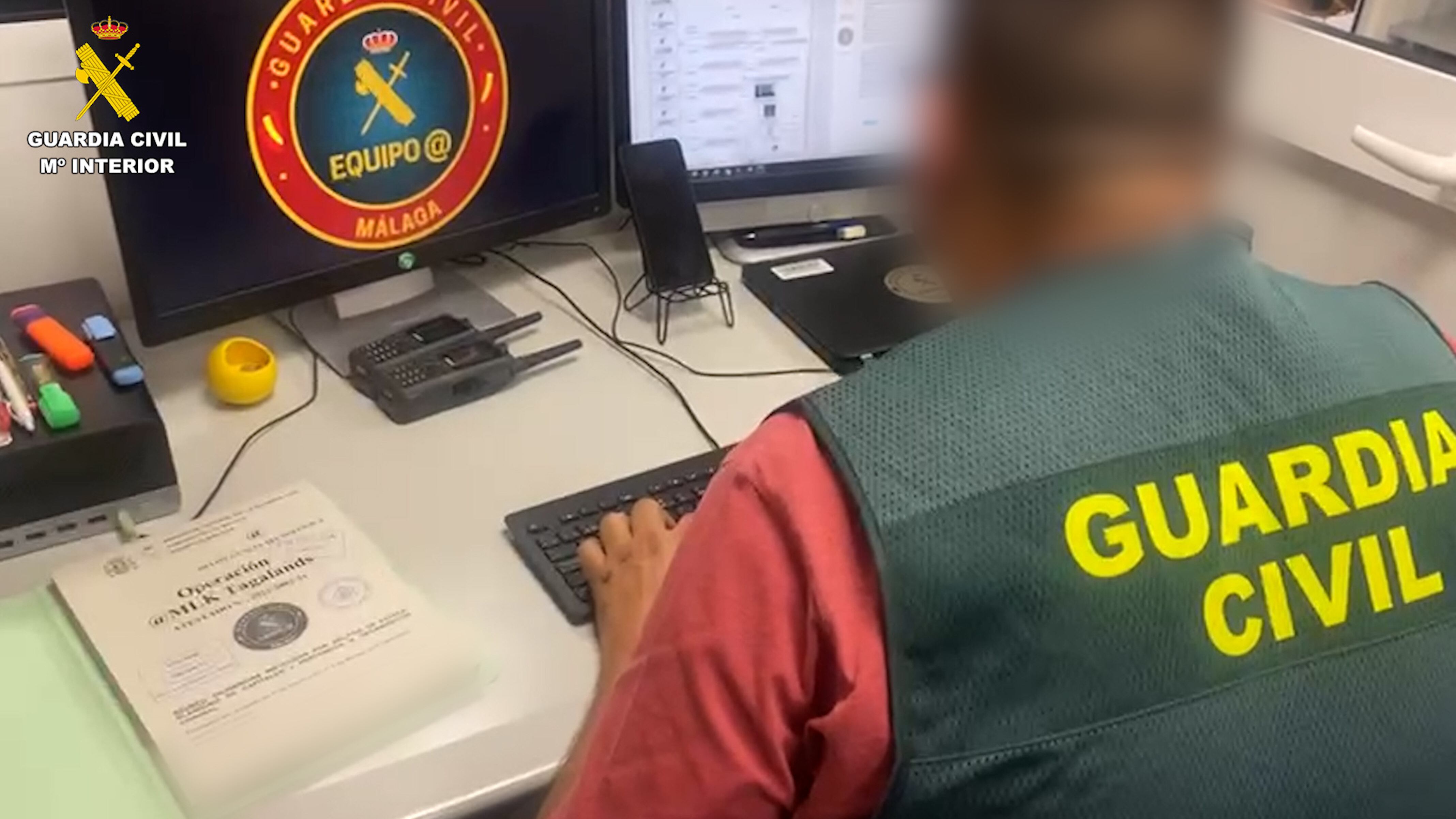 Un agent de la Guàrdia Civil treballa en aquesta operació