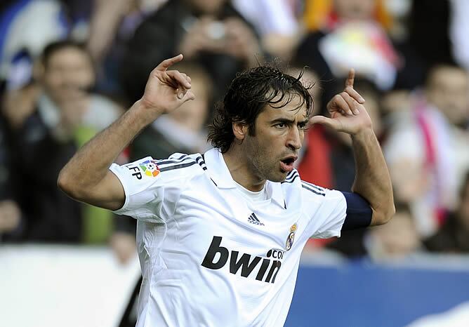 Raúl celebra el primer gol que le marcó al Sporting