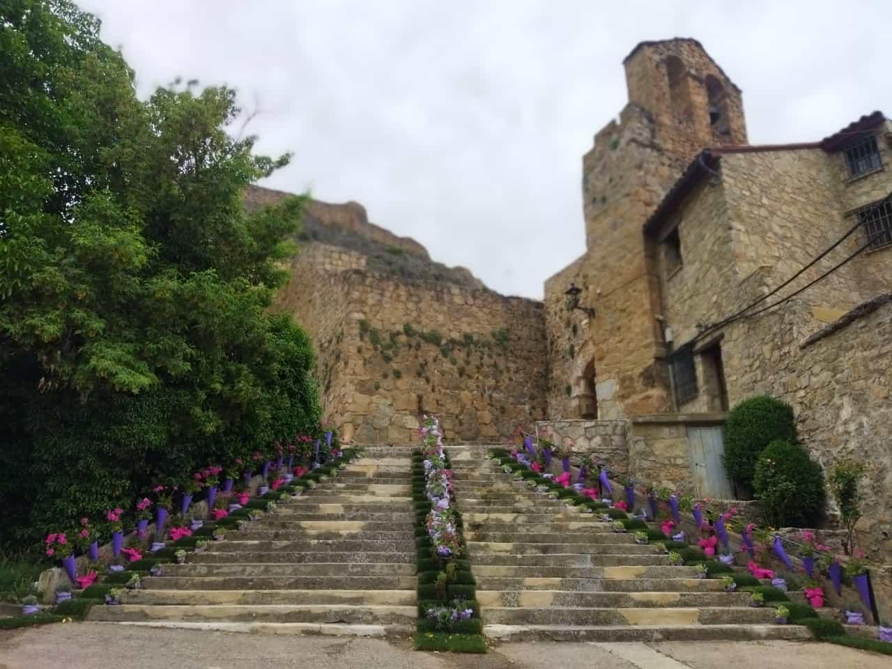 Las flores invaden todo el pueblo de Cañete, como la escalinata de la Puerta de la Virgen.