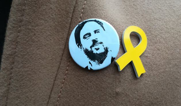 Chapa con el rostro de Junqueras en el abrigo de Gabriel Rufián (ERC)