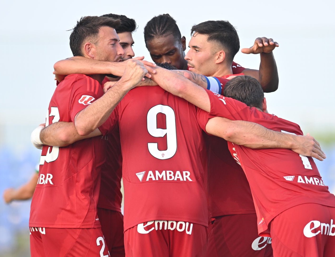 Los futbolistas del Real Zaragoza celebran el gol de Azón contra el Elche