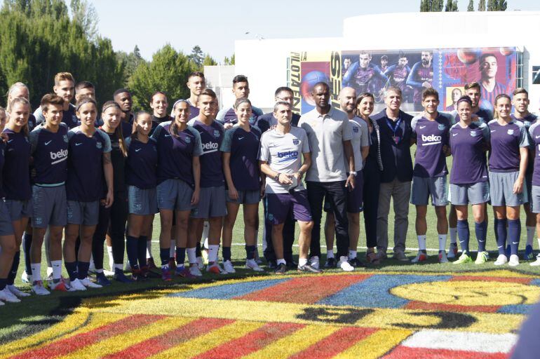 MIA13. PORTLAND (EE.UU.) - Integrantes de los equipos masculino y femenino del FC Barcelona posan durante un entrenamiento hoy, miércoles 25 de julio de 2018, en el campo &quot;Ronaldo Field2&quot;, de la ciudad de Nike, Portland, Oregón (EE.UU.). El comienzo de la nueva gira del FC Barcelona por Estados Unidos comenzó hoy en el Ronaldo Field de Beaverton (Oregón) con el entrenamiento que realizaron los jugadores que ha incluido en el equipo el técnico Ernesto Valverde. 