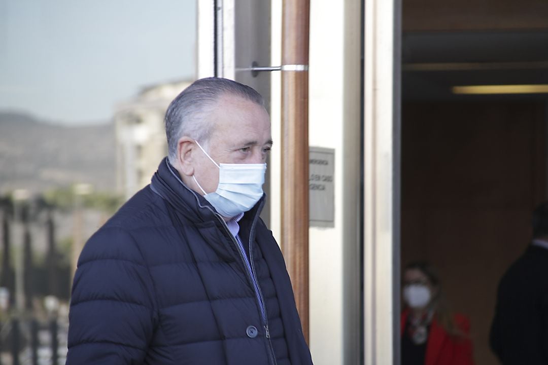 Fernando Roig entrando en la Ciudad de la Justícia de Castellón