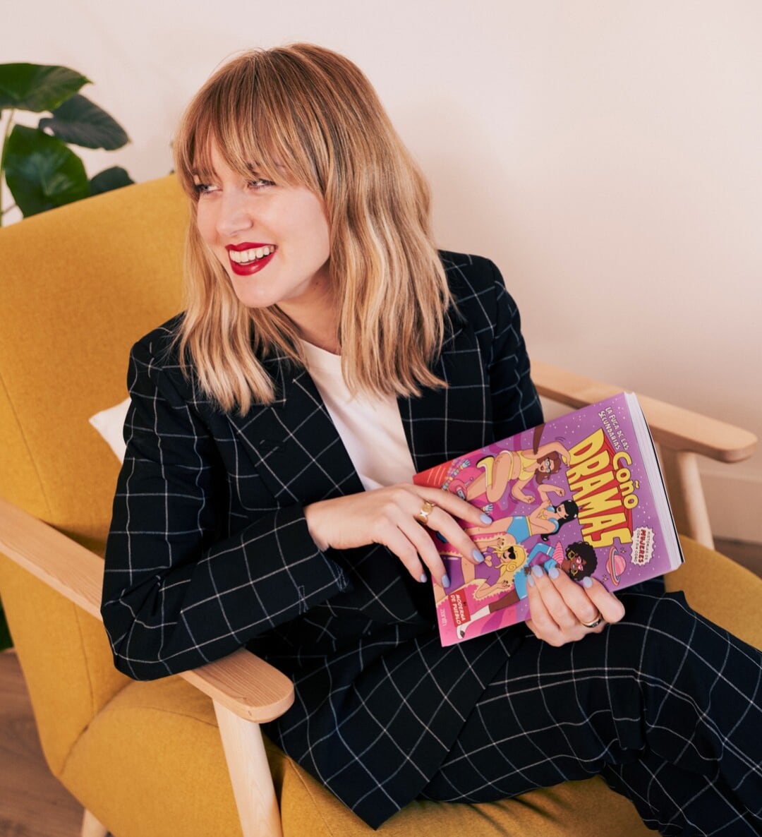 Moderna de Pueblo con su último comic, "Coñodramas".