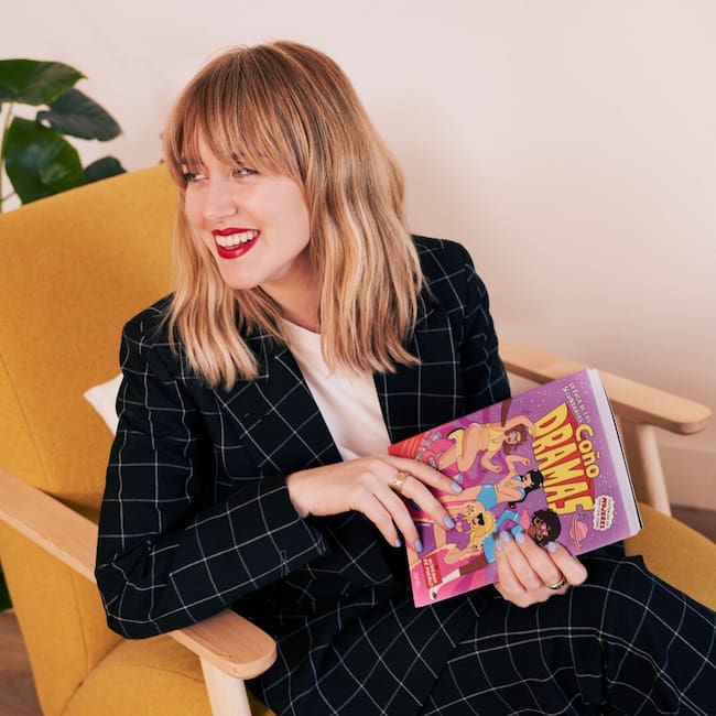 Moderna de Pueblo con su último comic, "Coñodramas".