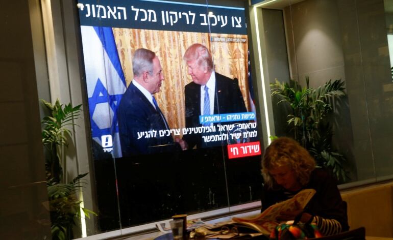 La noticia del encuentro de Trump y Netanyahu en la televisión de un café de Tel Aviv, Israel