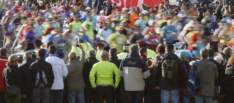 GRA066 BARCELONA. 15/3/2015.-Salida de la la 37ª edición del Zúrich Maratón de Barcelona que esta mañana se ha disputado en la ciudad condal con 15.865 corredores en la línea de salida y en la que el atleta keniano Philip Cheruiyot Kangogo con un registro