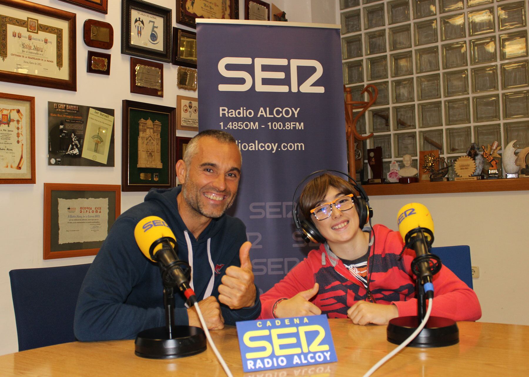 Vicente Juan García y su hijo Vicente García en el estudio central de Radio Alcoy