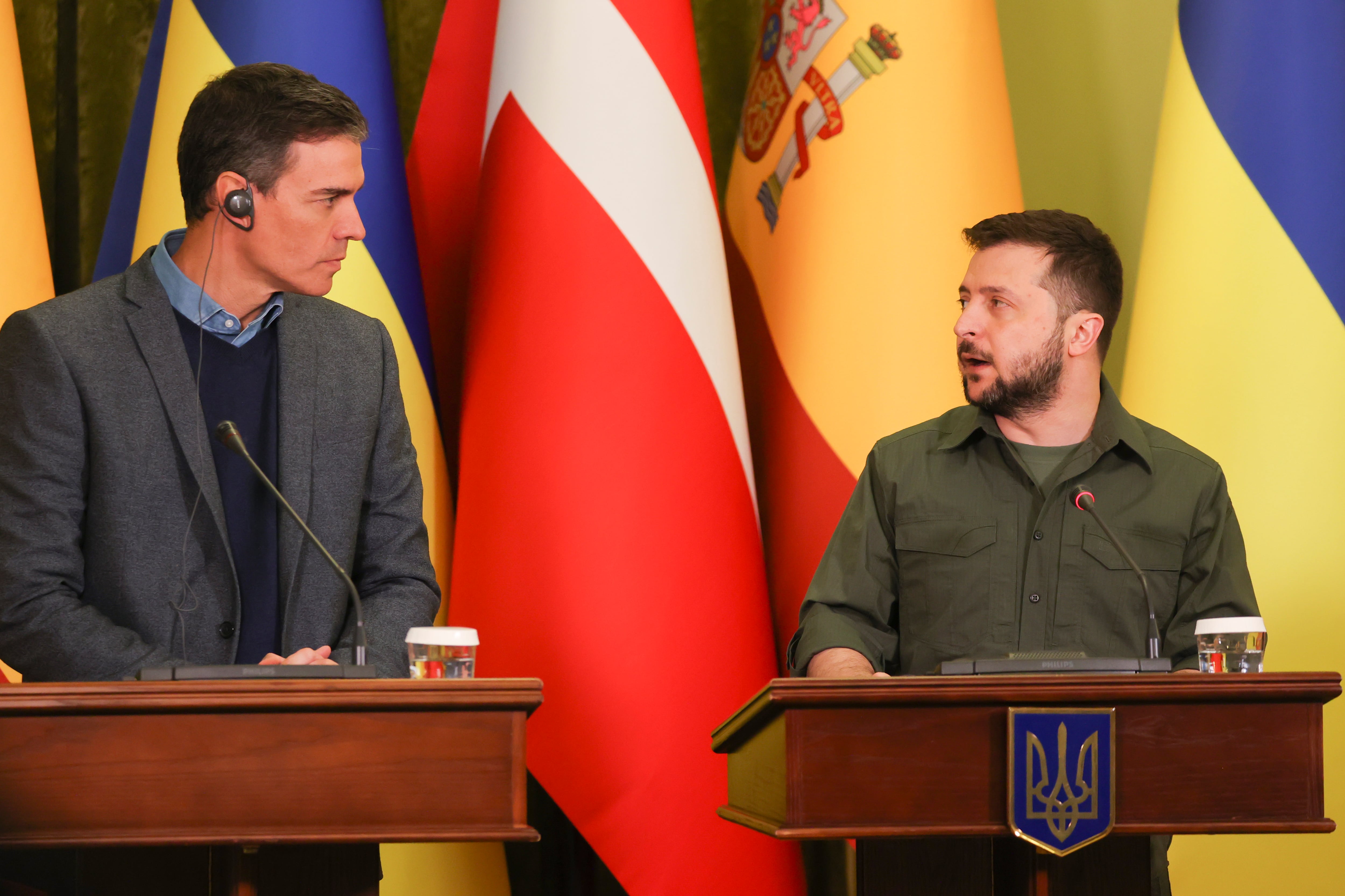 El presidente del Gobierno, Pedro Sánchez , y el presidente de Ucrania, Volodímir Zelenski, durante la rueda de prensa conjunta