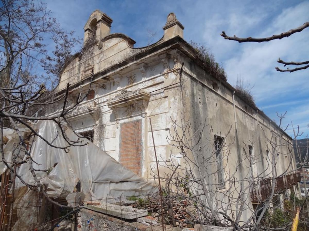 Los Bomberos rescatan a cuatro menores atrapados en un hospital abandonado que se ha derrumbado en Esparreguera (Barcelona)