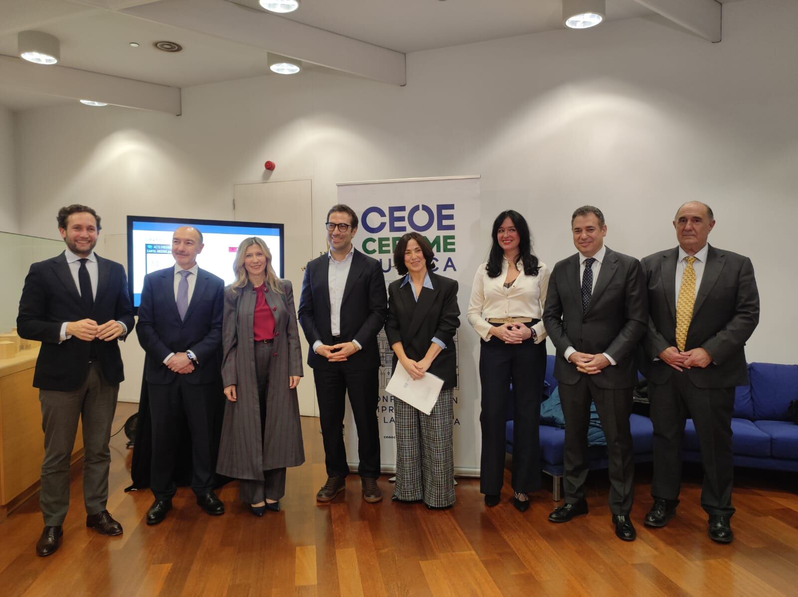 Foto de autoridades minutos antes de la Asamblea General Extraordinaria de CEOE-CEPYME Huesca.