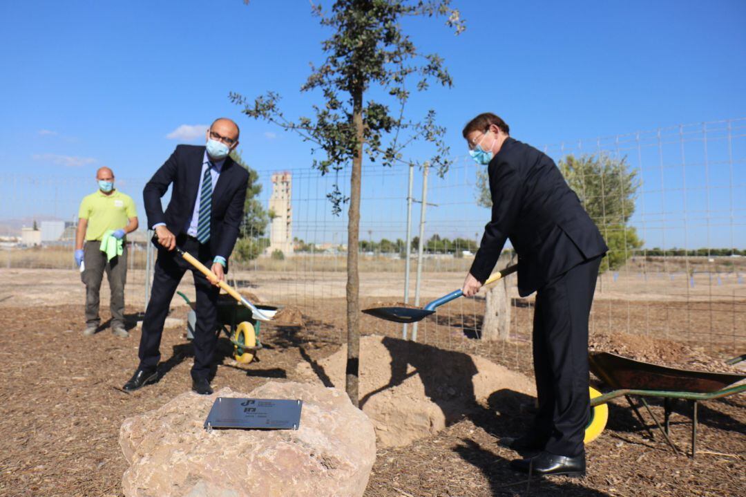 El rector de la UA, Manuel Palomar (i) y el president de la Generalitat, Ximo Puig (d), en el décimo aniversario del Parque Científico de la Universidad de Alicante.