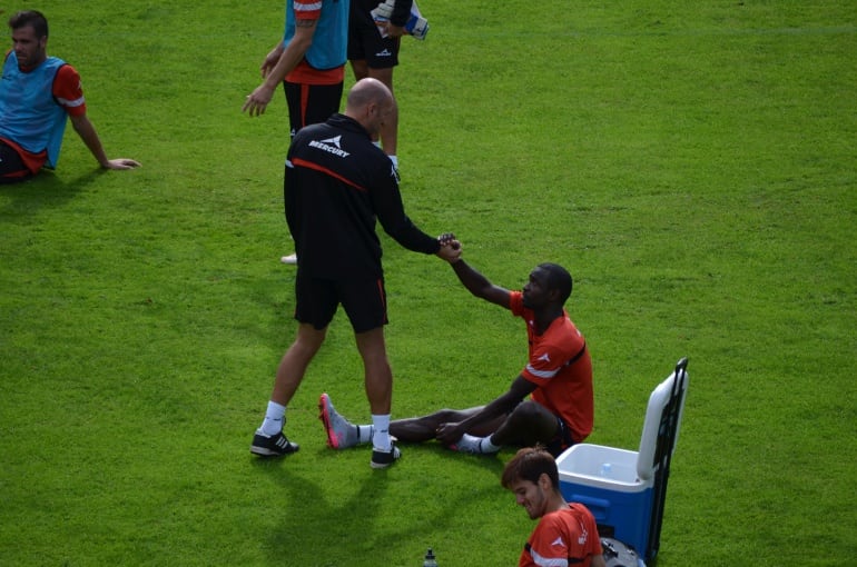 Diamanka recibe instrucciones de Popovic en un entrenamiento en La Romareda