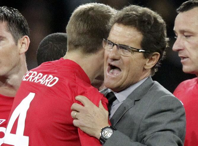 Capello y Gerrard se abrazan para celebrar la victoria