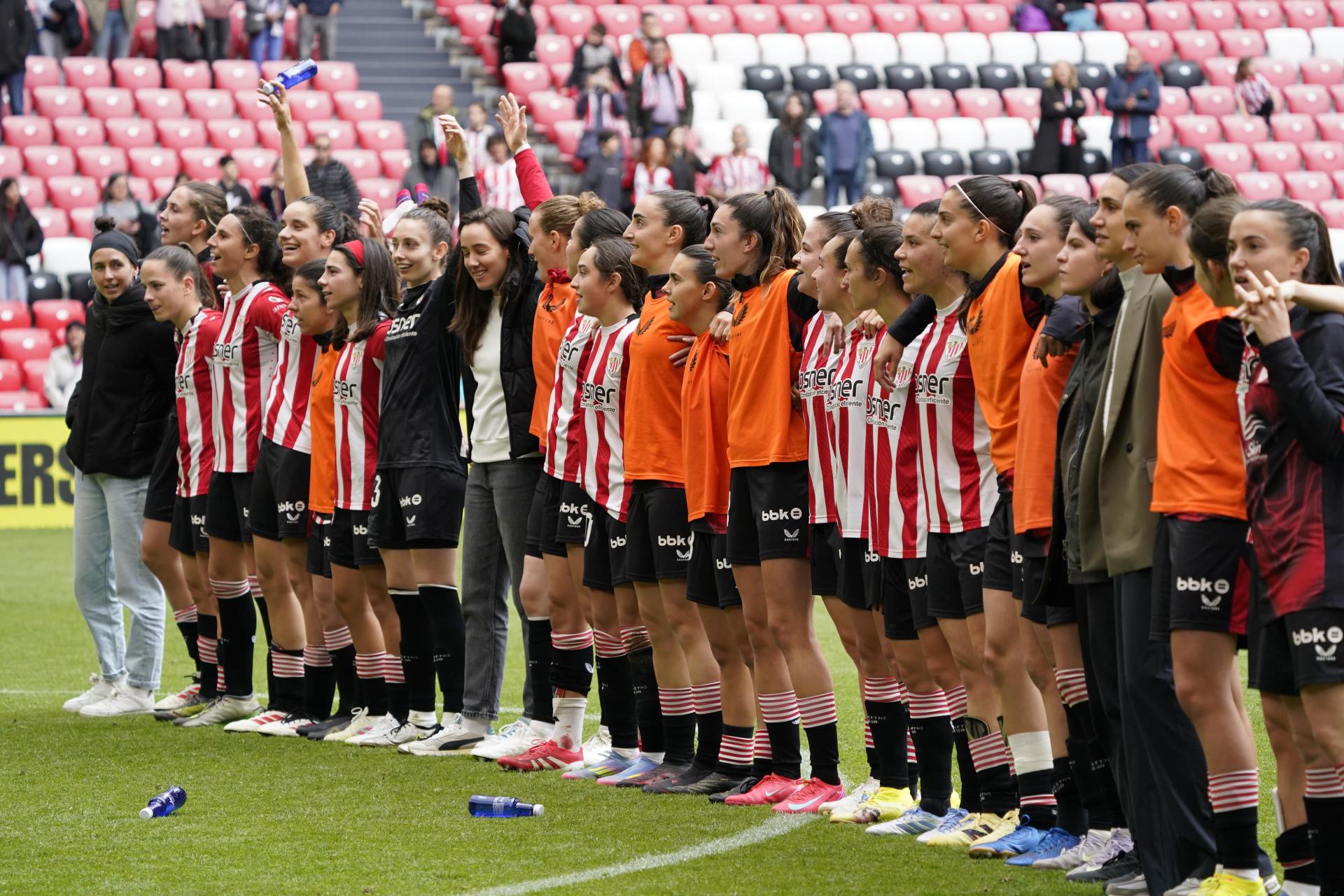 Las jugadoras del Athletic, en San Mamés tras la victoria frente al Tenerife en la jornada pasada