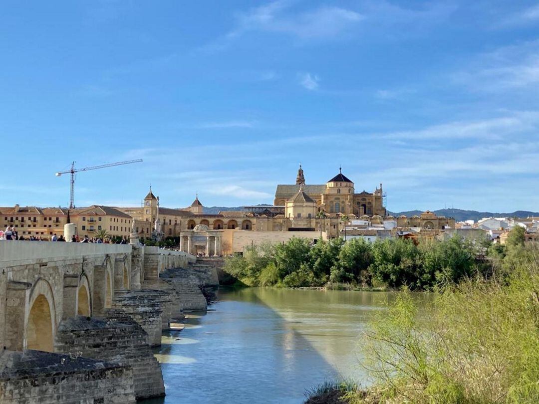 Vista de la Mezquita desde el Puente Romano de Córdoba