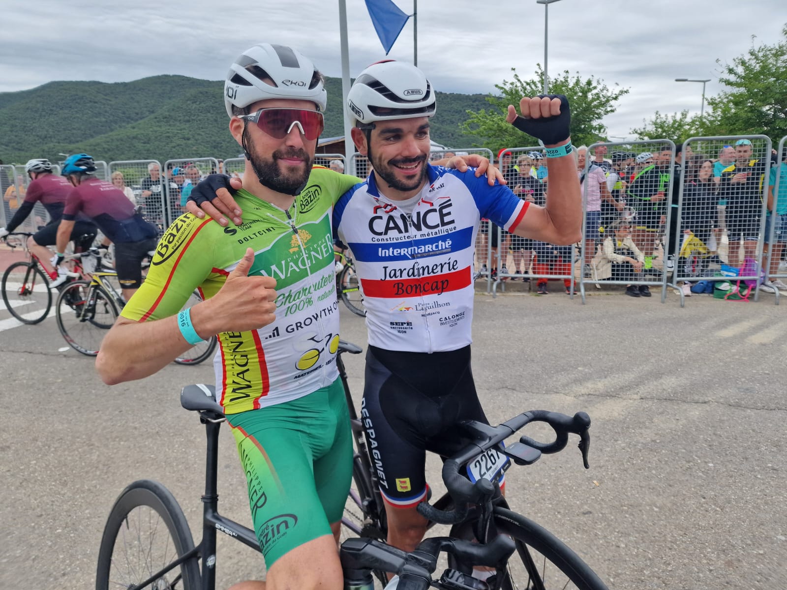 El ganador Alex Guérin, a la izquierda, con maillot verde