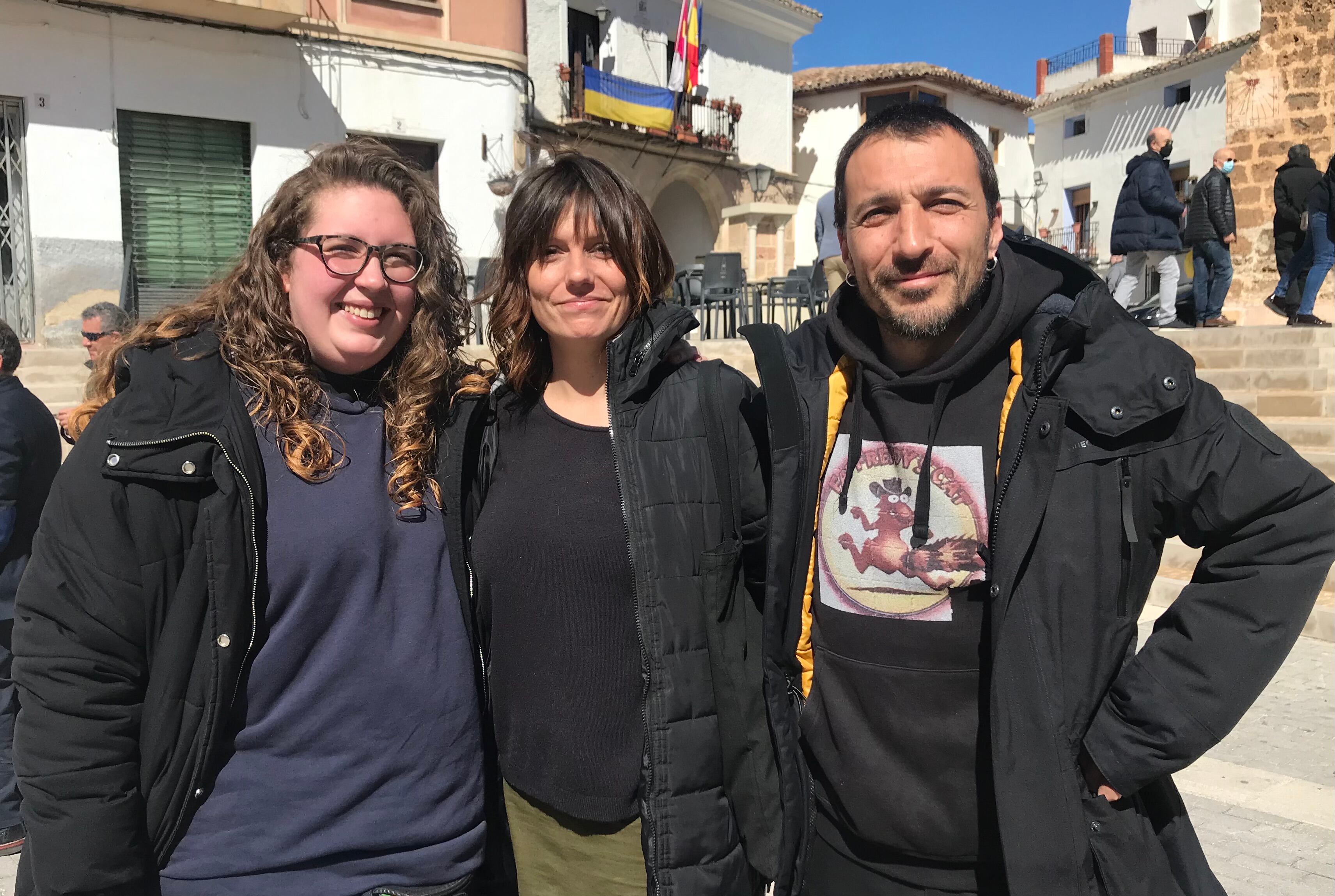 Virginia Panadero, en el centro, trabajadora social y coordinadora del proyecto De San Antón al Cielo en Cuenca.