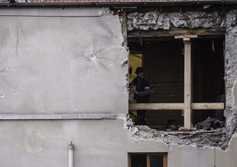 Vista de los desperfectos cuasados en el edificio del número de la calle del Corbillon en Saint-Denis en París.