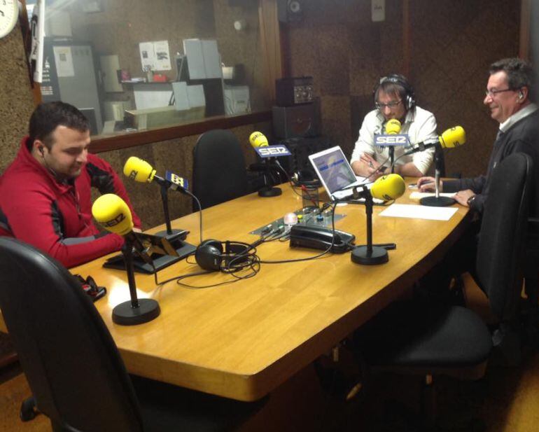 Diego, del Calavera 4x4 (izqda.) Iago Peleteiro (centro) y Pepe González (dcha.) durante la entrevista 