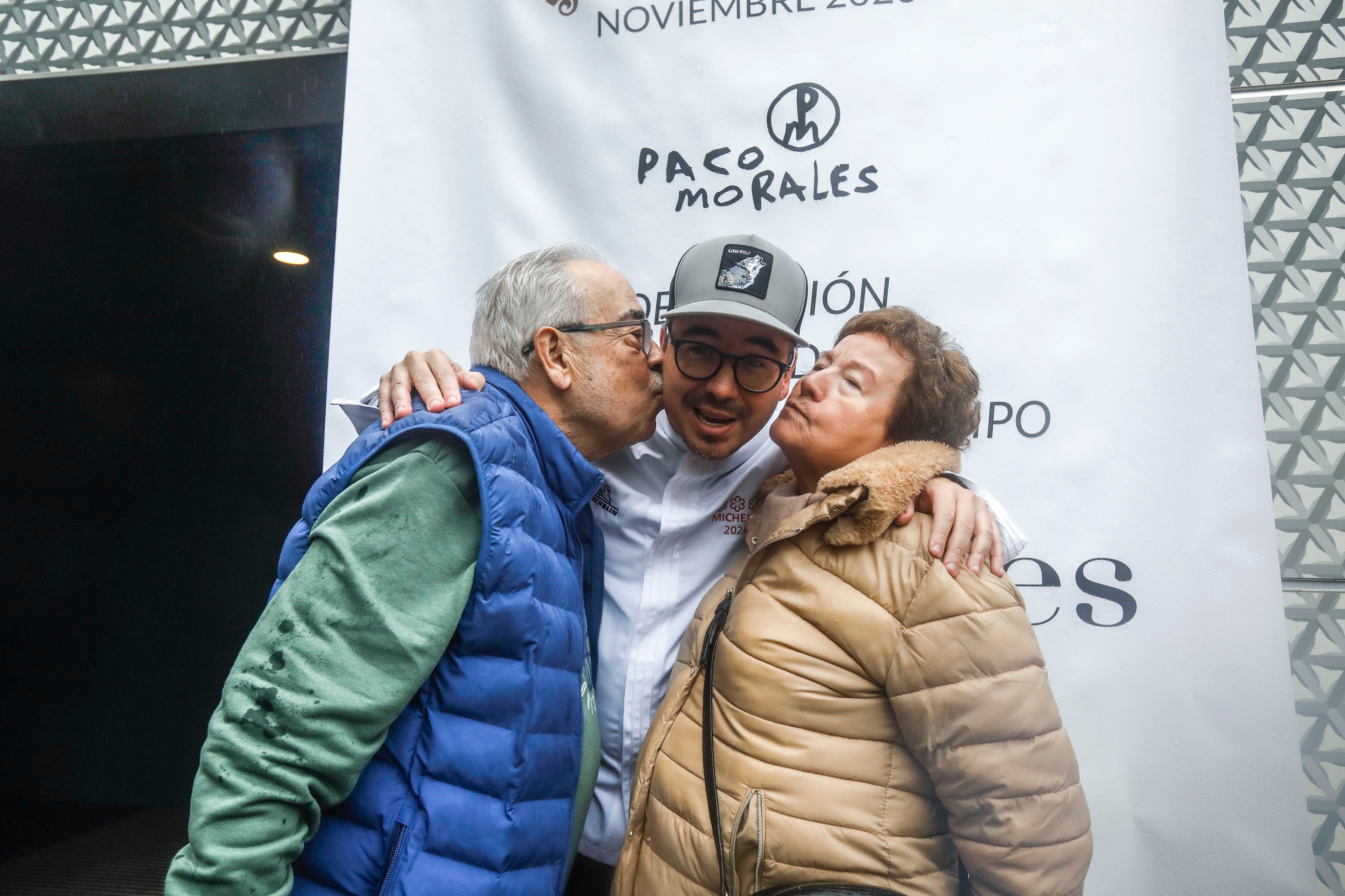 CÓRDOBA, 29/11/2023.- El chef Paco Morales posa junto a sus padres, Paco (i) y Nati, a las puertas de su restaurante Noor en Córdoba, donde ha llegado este miércoles tras conseguir ayer su tercera estrella Michelín. EFE/Salas
