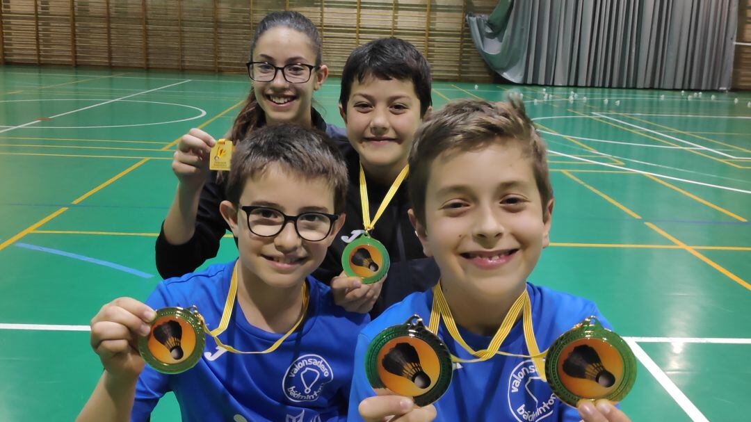 Hugo Sanz, Miguel Pérez, Carmen Carro e Ian Antón con las medallas conseguidas este fin de semana