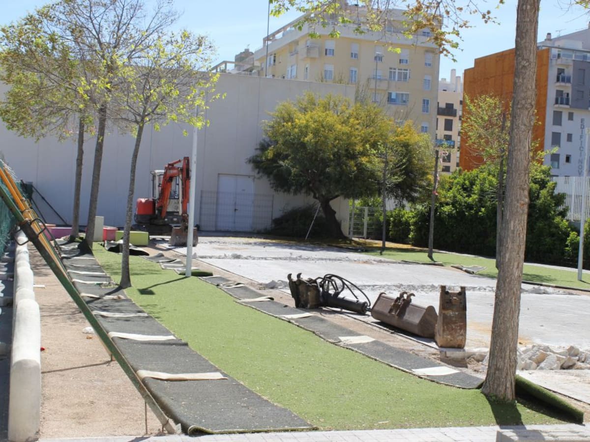 Una zona de sombra y mejoras en la seguridad del colegio Hort de Palau en Oliva