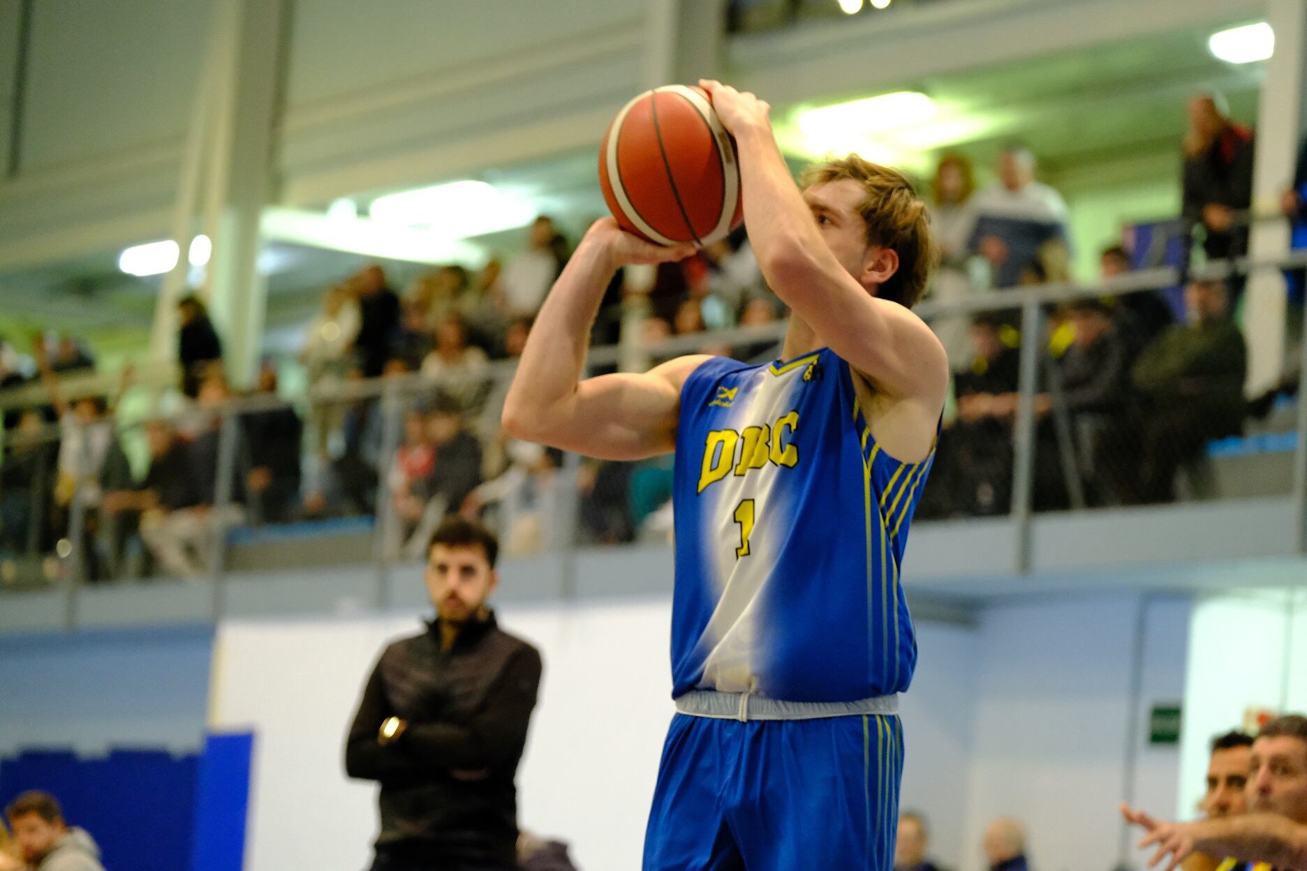 Un jugador del Dénia BC lanzando un tiro.