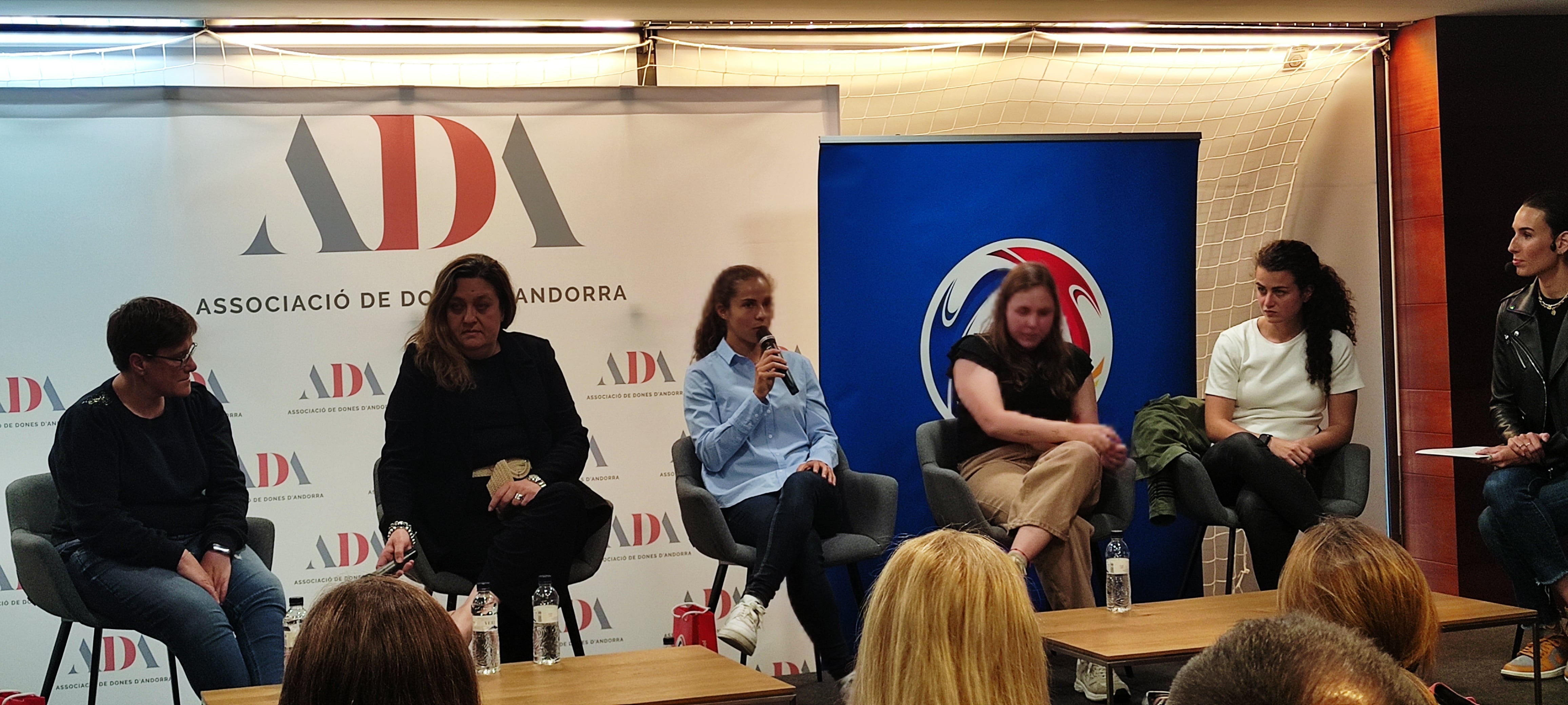 Un moment de la taula rodona sobre futbol femení amb, per aquest ordre d&#039;esquerra a dreta, Montse Sánchez, Elena Fort, Tere Morató, Marina Fernández i Marta San Juan.