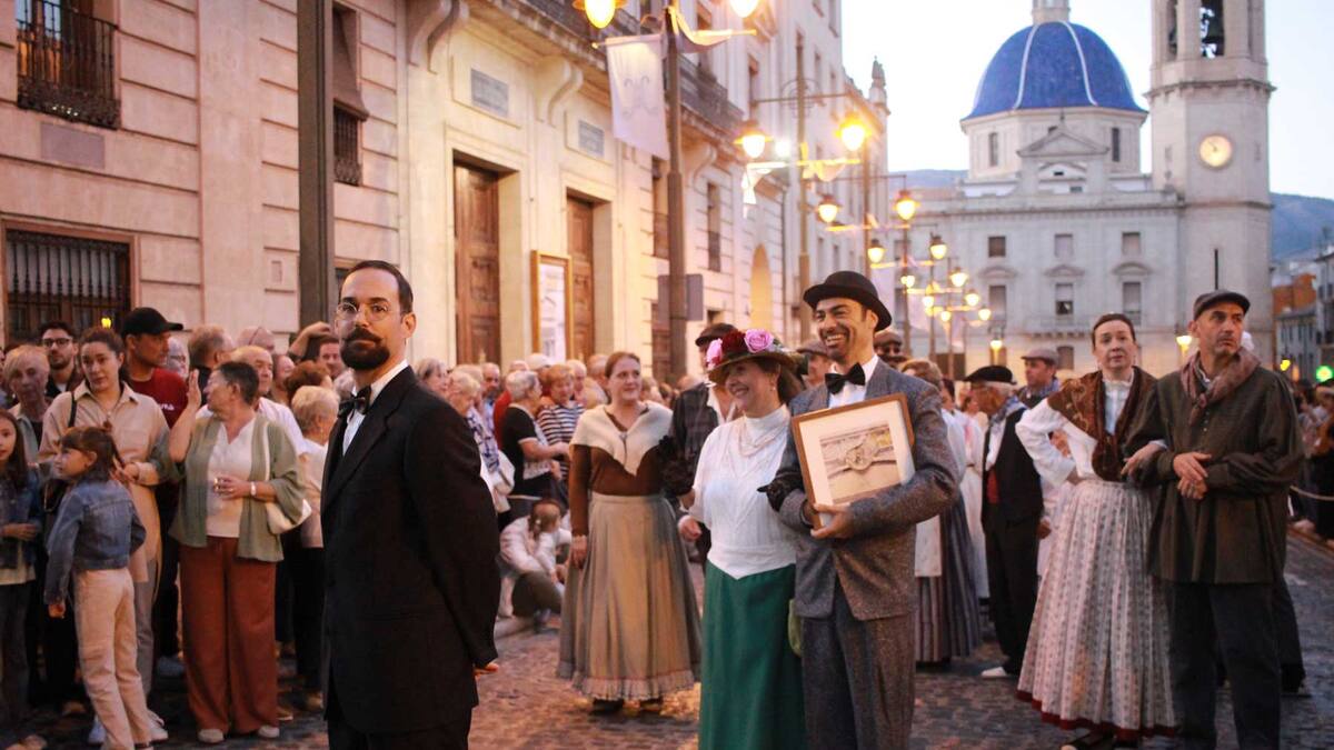 Timoteo Briet ha sido el protagonista del pregón de la octava Feria Modernista en las palabras de la actriz Pilar Almería