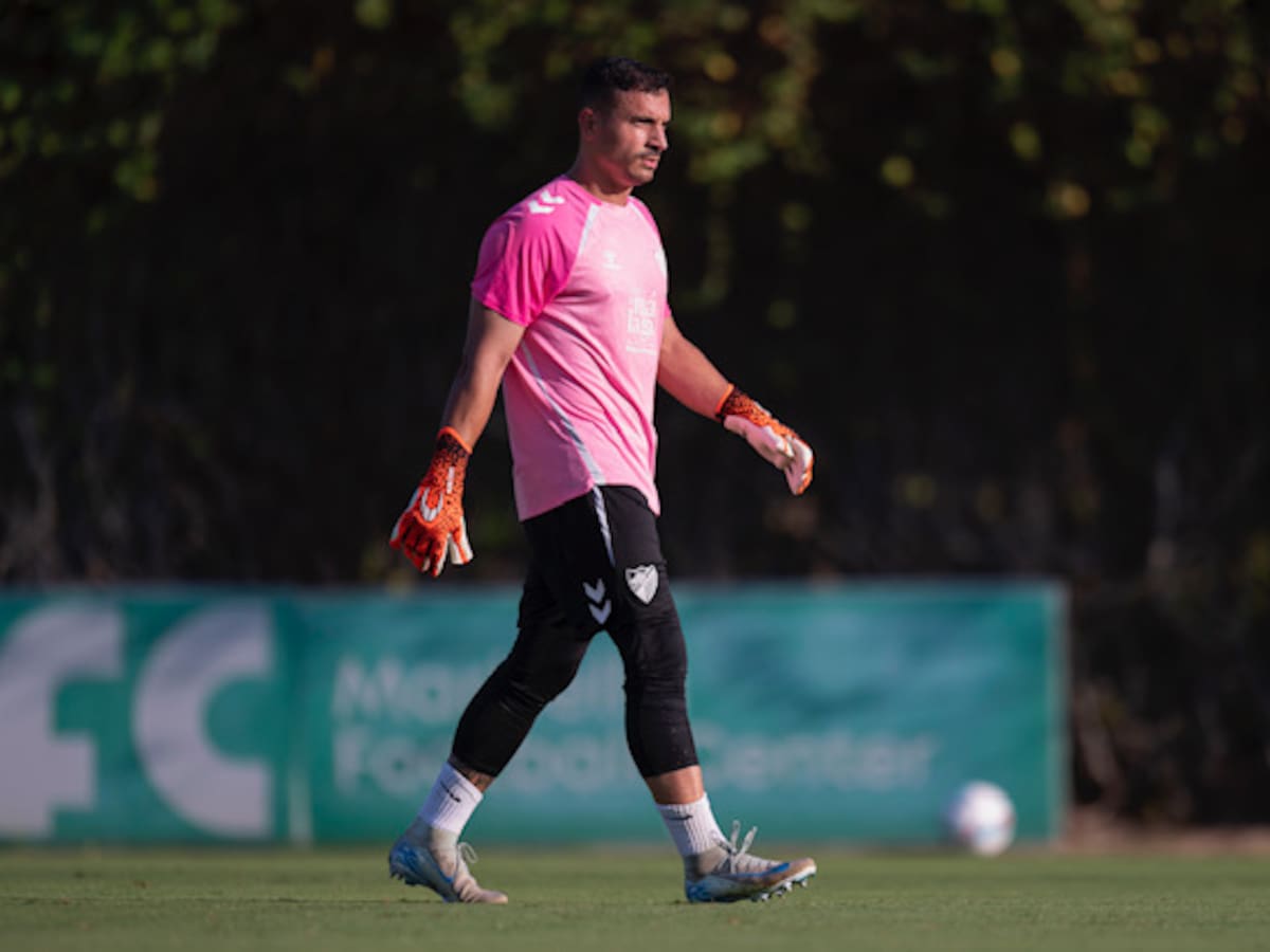 El portero del Málaga Alfonso Herrero abandona la concentración de Estepona por un percance