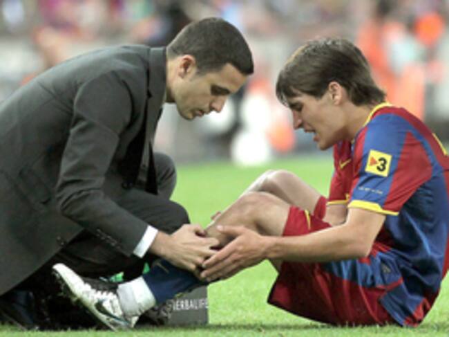 El delantero del FC Barcelona Bojan Krkic recibe asistencia médica tras caer lesionado en su partido frente a la U.D Almería, correspondiente a la trigésima primera jornada de Liga disputado esta noche en el Nou Camp