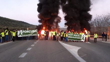 Agricultores cortando la A-306 en Porcuna.