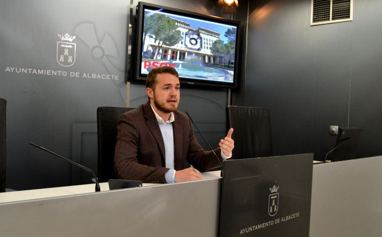 El concejal sociaslita Manuel Martínez, durante la rueda de prensa ofrecida este lunes