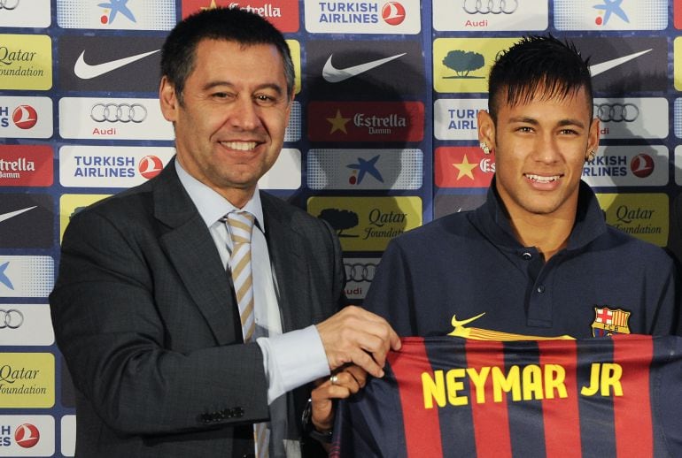 El entonces vicepresidente Josep María Bartomeu, durante la presentación del brasileño Neymar el 3 de junio de 2013