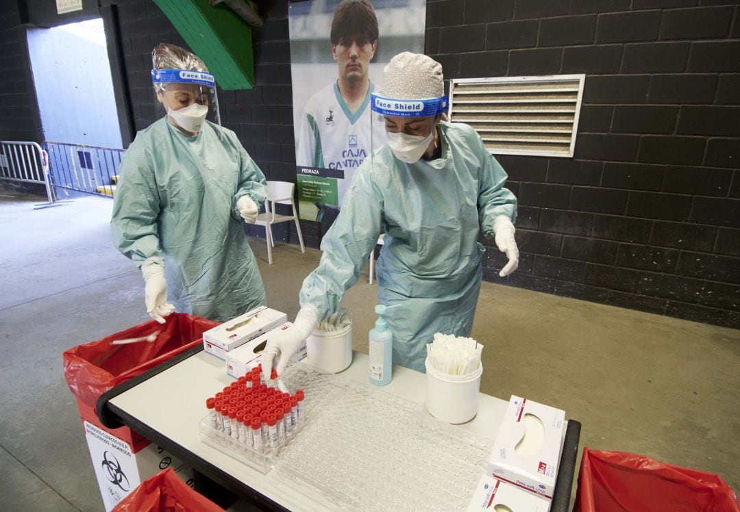 Trabajadores sanitarios se preparan para realizar test de antígenos.