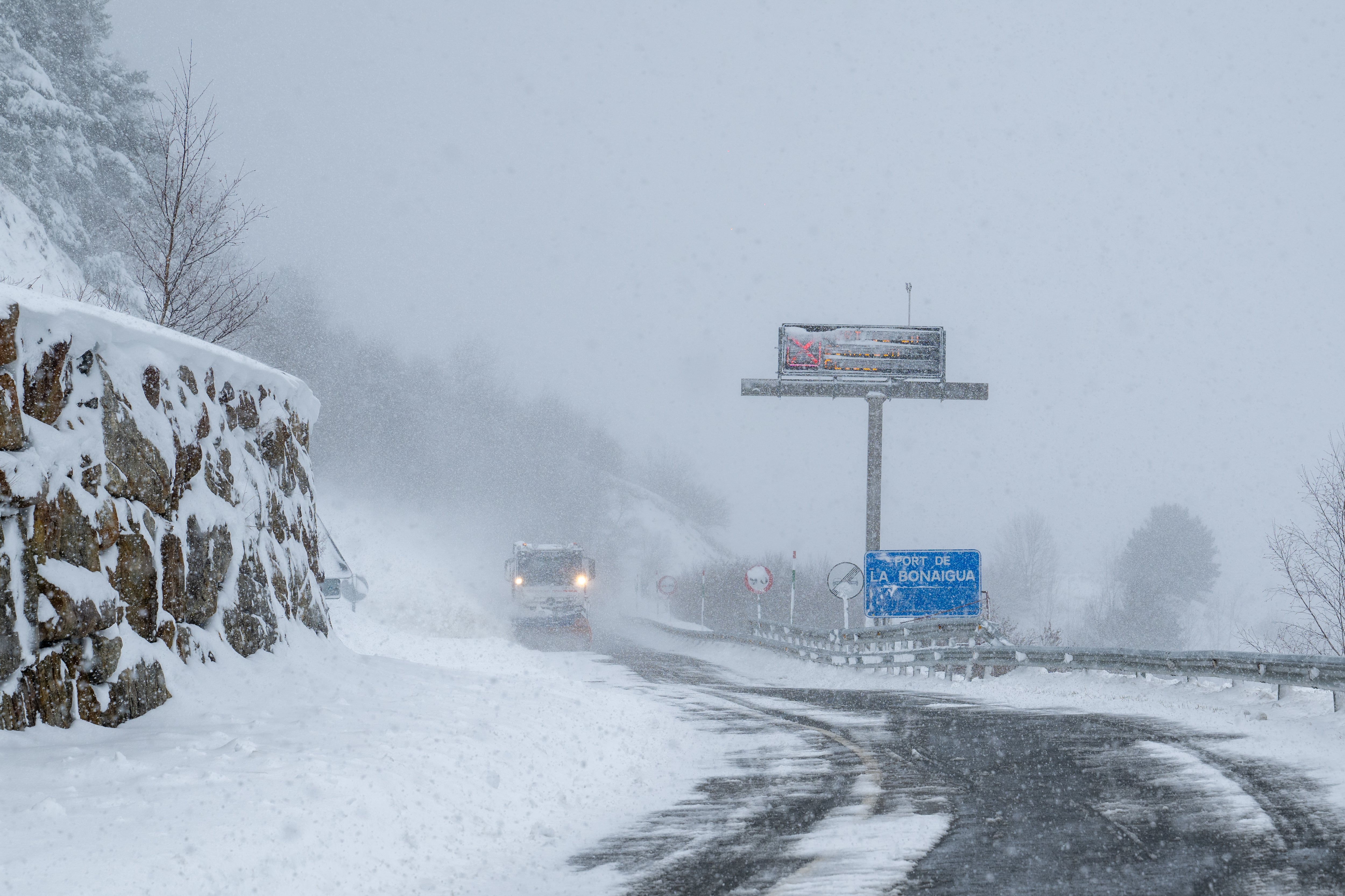 Un camión quitanieves realiza su labor en Baqueira este lunes