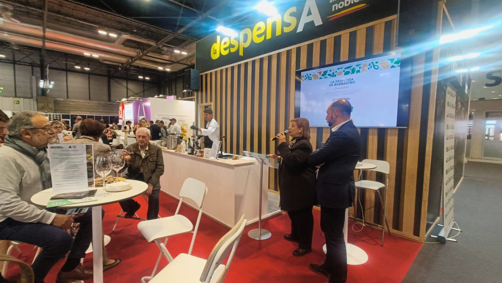 La concejal Silvia Ramírez y el alcalde de Barbastro, Fernando Torres, en el  Salón Gourmets. Foto: Ayuntamiento de Barbastro