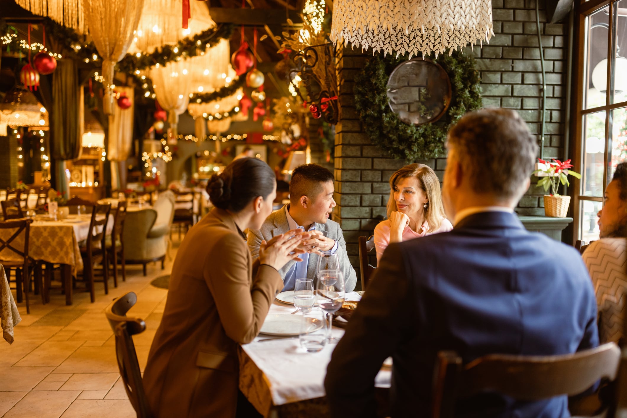 Amigos disfrutan de una comida en Navidad.